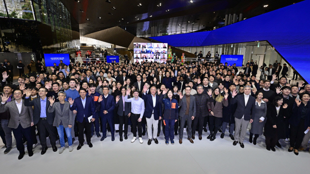현대차그룹 2025년 신년회에서 정의선 회장과 경영진, 임직원들이 기념촬영하고 있는 모습. 현대차그룹 제공